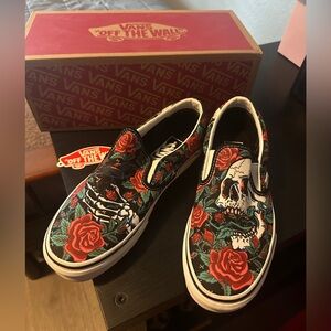 Vans rose skulls black in size 7.5 women’s/6 men’s